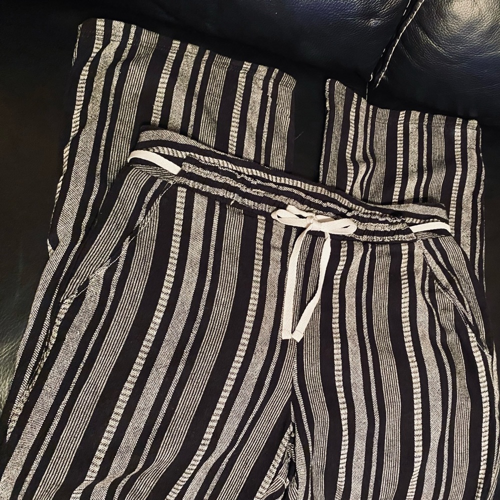 Cute black & white linen blend pants, size medium